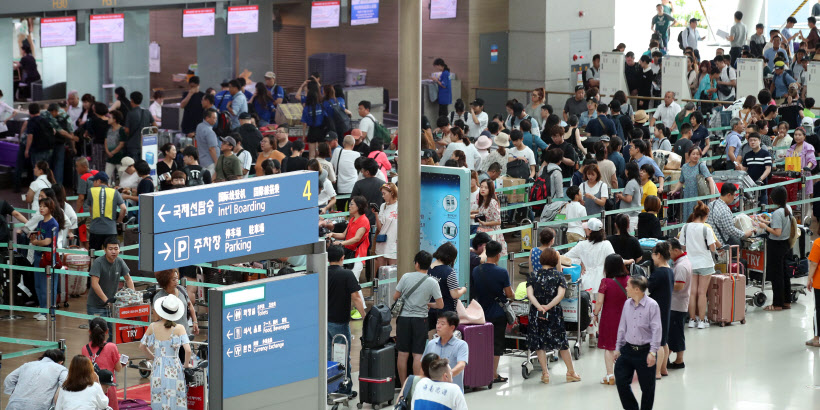 막바지 휴가 여행객들로 붐비는 인천공항